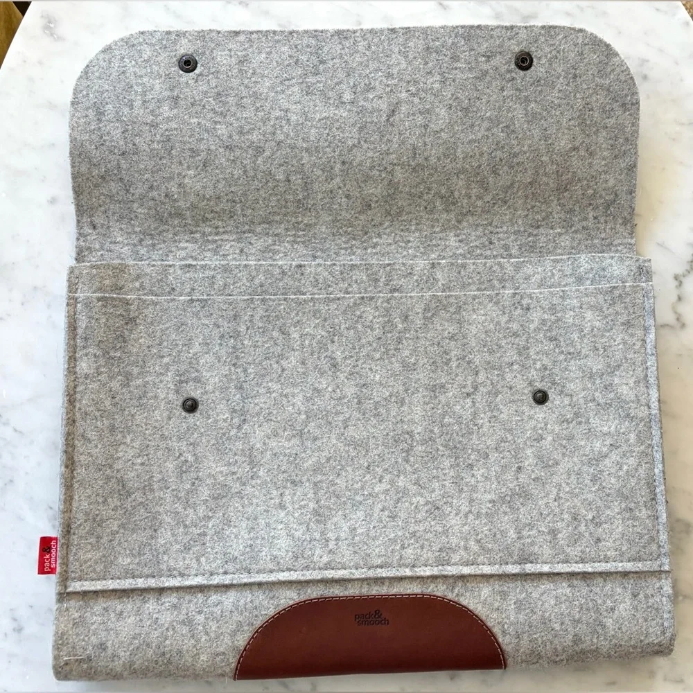 Pack &Smooch Felted Wool and Leather Laptop Sleeve, grey, int. pockets,snap, EUC